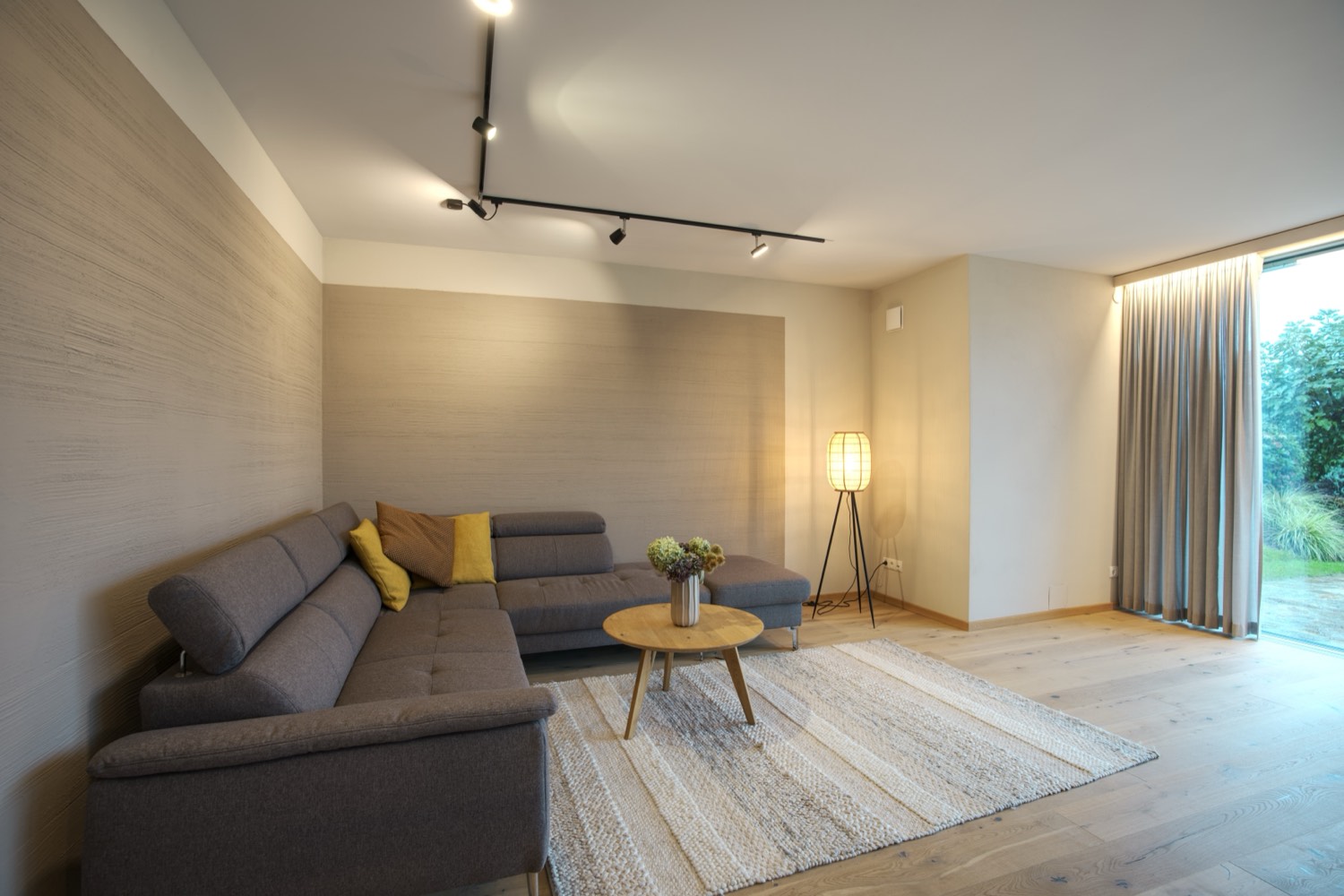 Helles Wohnzimmer mit natürlichen Materialien